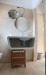 萨尔维Feudo Frammasi - Curte Glamping Experience的浴室内的盥洗盆和镜子
