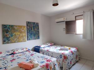 若昂佩索阿Casa super arejada no melhor de Miramar的一间卧室设有两张床和窗户。