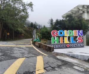 云顶高原Golden Hill Resort Genting Highland的一条路旁的金色山丘读书的标志