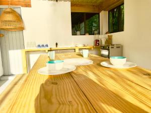 CliftonBlue的厨房配有木桌和2个碗