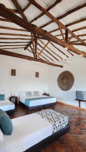 巴里查拉Hotel AMANEE的配有木天花板的客房设有两张床。
