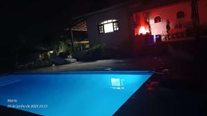 科蒂亚casa rosa的一座晚上设有游泳池的房子
