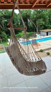 科蒂亚casa rosa的游泳池旁遮阳篷上的吊床