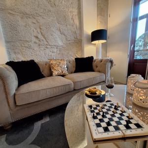 波尔图波尔图黄金公寓 的带沙发和国际象棋棋盘的客厅