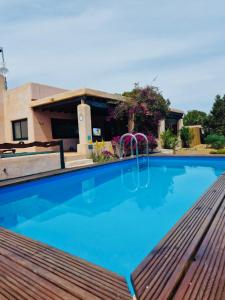 圣费兰-德瑟斯罗Villa Turquoise Formentera的房屋前的游泳池