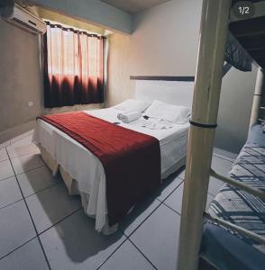 巴拉那州蓬塔尔Hotel Morada de Leste的一间卧室配有一张床和一张双层床。