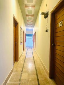卡拉奇Airport Hotel Bed & Rest的一条空走廊,有走廊长度的长度