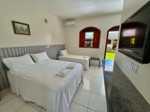普拉杜波萨达里康托普拉多酒店的一间卧室配有一张床和一台平面电视