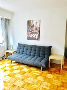 Stylish Montreal Apartment: Comfortable Stay in the Golden Square Mile的休息区