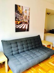 蒙特利尔Stylish Montreal Apartment: Comfortable Stay in the Golden Square Mile的墙上一张沙发