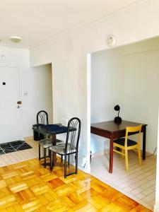 蒙特利尔Stylish Montreal Apartment: Comfortable Stay in the Golden Square Mile的一间带桌椅的用餐室