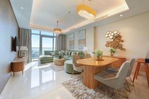 迪拜Luxurious one bedroom Apartment的客厅配有沙发和桌椅