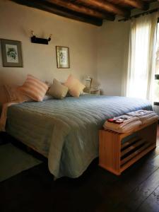 图努扬Complejo Nogales的一间卧室配有一张大床和枕头