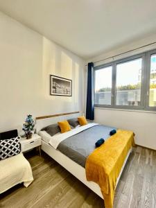 布拉格VIT Apartment - Free Parking - O2 Arena的一间卧室设有一张大床和一个窗户。