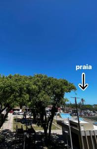 巴拉那州蓬塔尔Hotel Morada de Leste的停车场前的树