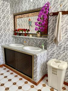 纳布勒Slama的一间带水槽和镜子的浴室