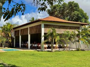 普拉杜波萨达里康托普拉多酒店的一个带游泳池和餐厅度假胜地