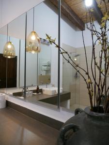 帕拉斯德拉富恩特Hotel El Farol的一间带两个盥洗盆和大镜子的浴室
