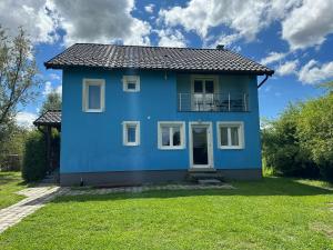 PotokVilla Plavi Lav Potok的蓝色房子,带绿色庭院