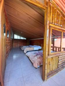 圣奥古斯丁Alojamiento Rural Manu Viajeros的木屋内设有一间带两张床的卧室