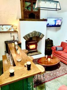 CarneyIrish Cottage Tipperary的带沙发和壁炉的客厅