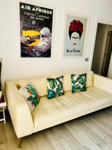 波里斯-德阿沃纳El Poris的客厅的沙发,配有枕头
