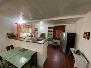 José PobreAeolus Guest House的厨房配有不锈钢冰箱和桌子