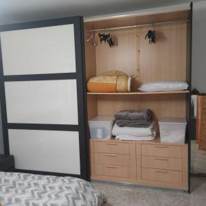 AlmeseCasa Jesus的一间卧室配有衣柜和一张床
