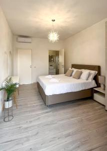 圣多纳托-米拉内塞Dream & Relax的一间卧室配有一张大床和盆栽植物
