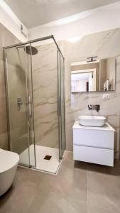 圣多纳托-米拉内塞Dream & Relax的带淋浴和盥洗盆的浴室