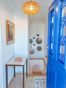 Dar Mimoun BeyLe Superbe - Sidi Bou Saïd的一间设有蓝色门和一张桌子的房间