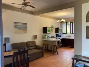 塔马林多Casa Sueno Colibri的带沙发的客厅和厨房