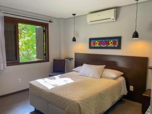 卡内拉达斯阿罗卡里亚斯旅馆的一间卧室设有一张大床和一个窗户。