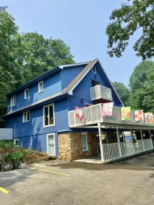 纳什维尔Lil Black Bear Inn的蓝色房子,在停车场设有阳台