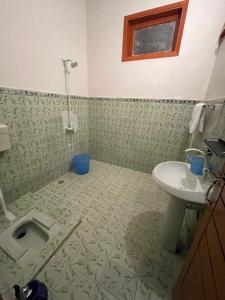 卡拉奇Airport Hotel Bed & Rest的一间带水槽和卫生间的浴室