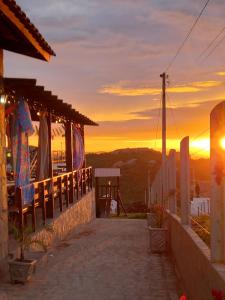 蒙蒂达斯加梅莱拉斯Entre Serras Gastropub e Chalés的从房子的阳台上欣赏日落