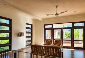 米瑞莎Дом на Шри Ланке的客厅配有沙发和窗户。