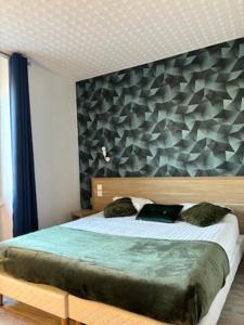 圣马洛Hotel De La Mer的一间卧室设有一张大床和墙壁