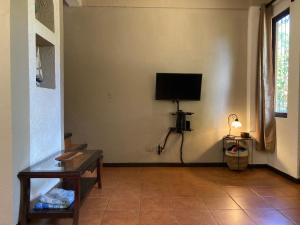 塔马林多Casa Sueno Colibri的客厅的墙上配有平面电视。