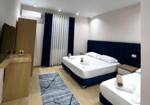 培拉特Hotel Krial的酒店客房带两张床和一间浴室