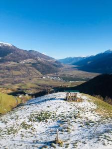 普拉托·阿罗·斯泰尔维奥Egghof的一座雪覆盖的山丘,享有山谷美景