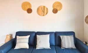 维拉Vera Vistas: Espléndido ático con terraza de 55m2的客厅配有蓝色沙发,提供2个枕头