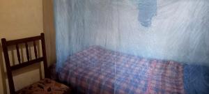 MigoriQyani Country Side Stay的一间卧室配有床和蓝色窗帘