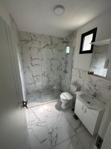 乌尔齐尼Family Bungalows的白色的浴室设有卫生间和水槽。