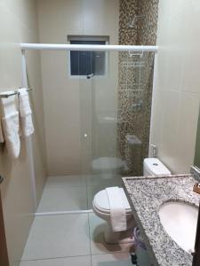 马拉戈日Pousada Mangata的带淋浴、卫生间和盥洗盆的浴室
