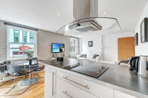 伦敦2BR flat next to London Eye on lower marsh 96A的一个带台面的厨房和一间客厅