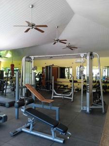 拉斯拉哈斯Hostal Casa Las Lajas的一间健身房,里面设有许多健身器材
