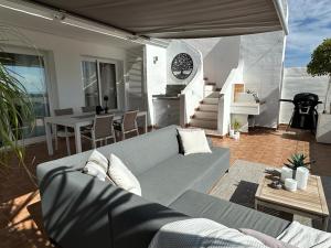 奥亨Penthouse mit privatem Jacuzzi in Marbella - La Mairena的客厅配有沙发和桌子