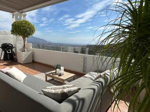 奥亨Penthouse mit privatem Jacuzzi in Marbella - La Mairena的阳台客厅配有沙发