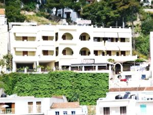 帕蒂迪里奥哈拉维吉酒店的绿色植被的山丘上的白色建筑